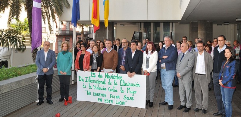 El Cabildo se concentra en silencio para �unir  sus voces contra la violencia machista�