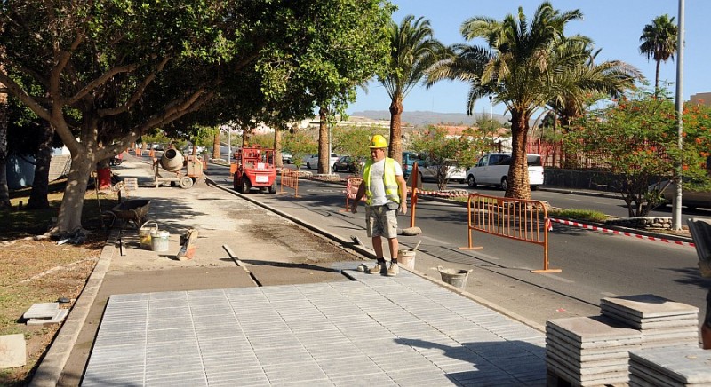 Maspalomas renueva las aceras y bordillos de la Avenida Finnair con 150.255 euros