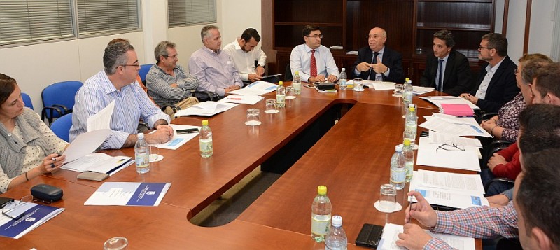 El Cabildo analiza 15 licencias que realizan un uso abusivo de transfer en el Aeropuerto 