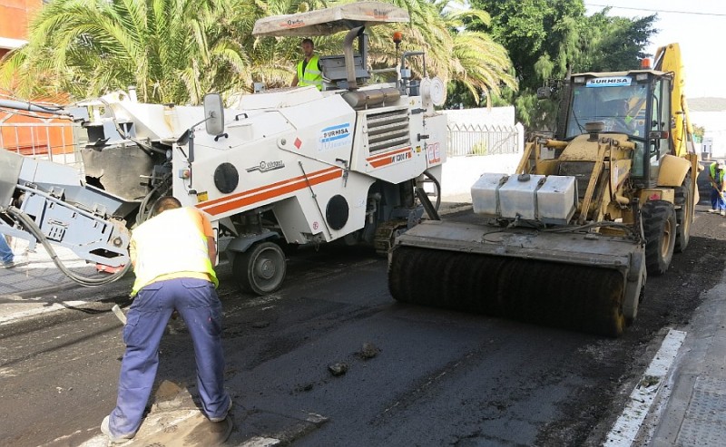 El Ayuntamiento repavimenta tres calles en el casco de Sardina
