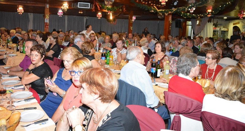 600 mayores del municipio comparten la tradicional cena de Navidad  