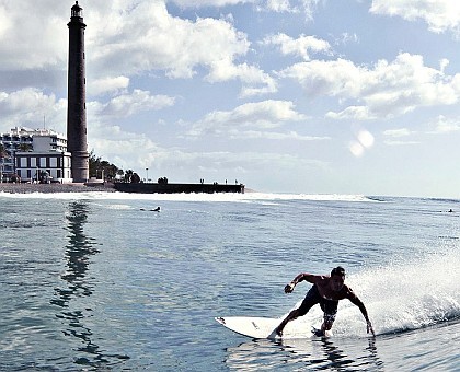 El Open Surf Maspalomas rememora la figura de Chera en la ola del Faro
