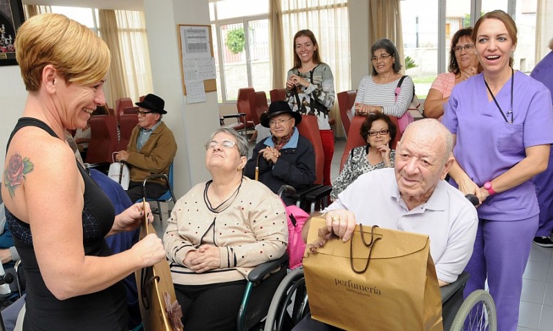 Los usuarios del Centro de Alzheimer y  del Centro de D�a festejan la Navidad