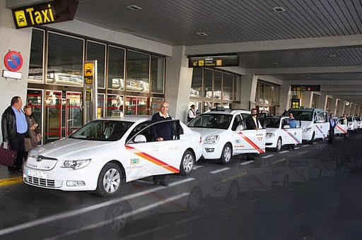 El Cabildo y Aena acuerdan instalar un sistema de control de entrada de los taxis al Aeropuerto 