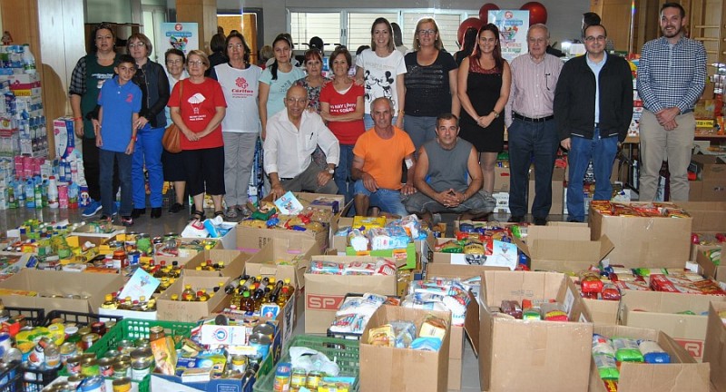 C�ritas del Sur y Elomar reciben una gran cantidad de alimentos de las campa�as solidarias   