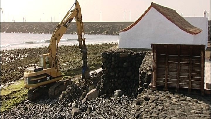 Ag�imes realiza obras protecci�n y conservaci�n muro de piedra salinas de Arinaga