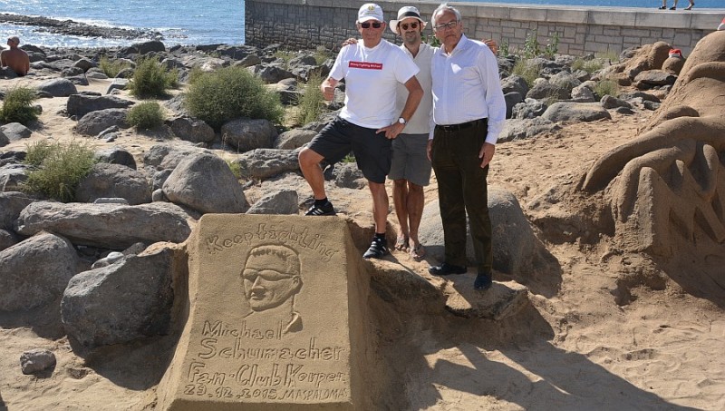Maspalomas recuerda a Schumacher con una escultura de arena ante el Faro 