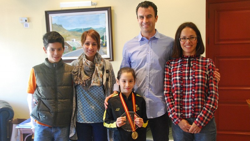 Mog�n reconoce el m�rito deportivo de la gimnasta Mar�a Villalobos