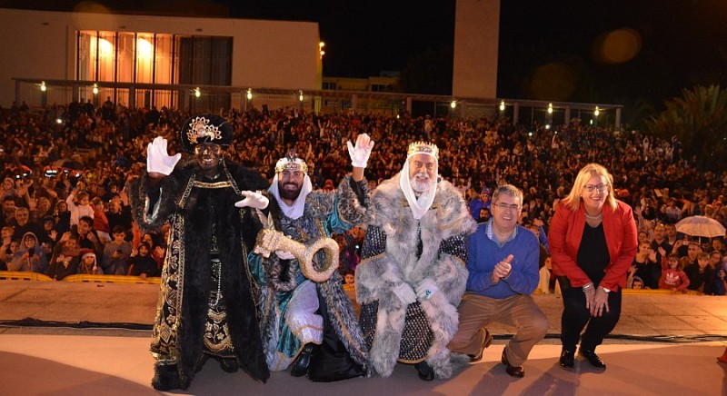 La lluvia no fren� la ilusi�n de los ni�os de Maspalomas que aclamaron a los Reyes Magos  