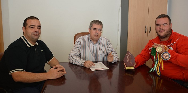 Marco Aurelio recibe al yudoca tirajanero Antonio Santana