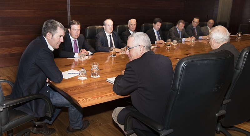 Clavijo adelanta la constituci�n de mesas de di�logo entre la patronal de la construcci�n y sector tur�stico