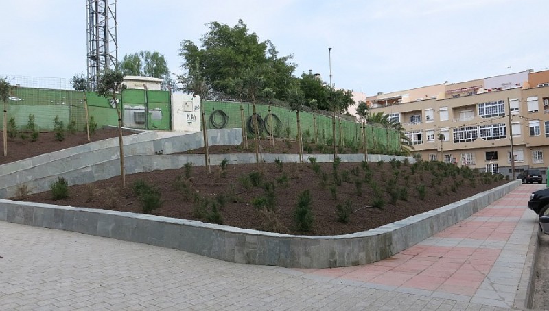 Santa Luc�a mejora la zona verde de la calle La Paz 
