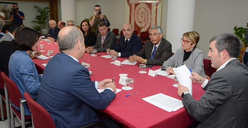 Fernando Clavijo preside la primera mesa de di�logo entre los sectores de la Construcci�n y Turismo