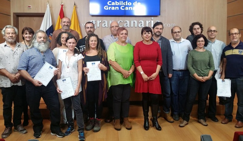 El Cabildo entrega a una treintena de artesanos sus diplomas de ingl�s comercial e internet 