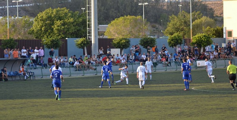 La U.D. San Fernando vence por la m�nima a la U.D. Ibarra, 1-0