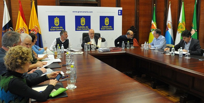 El Cabildo adjudica 14,2 millones para conservaci�n de carreteras 